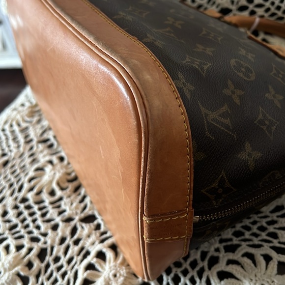 Authentic Louis Vuitton Alma PM Monogram - Picture 7 of 10